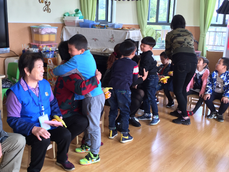 香花桥幼儿园开展重阳节亲子活动